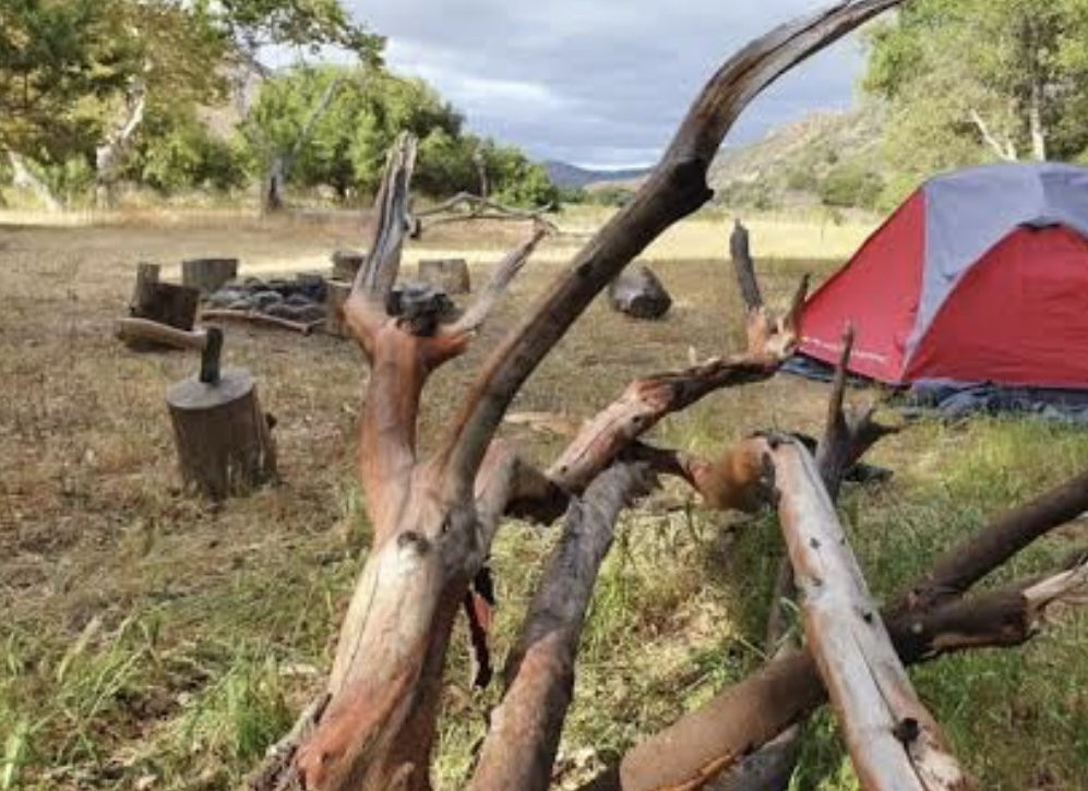 Campamento en el valle junto a la fogata