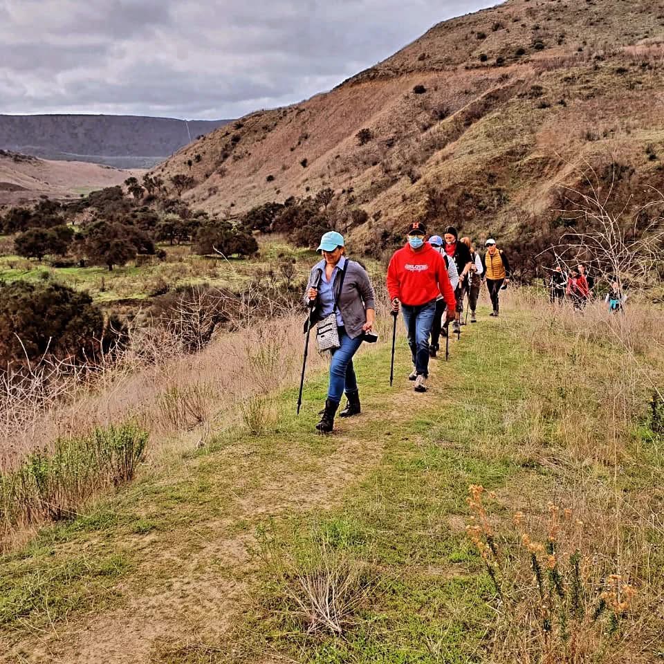 Grupo de senderistas recorriendo el valle