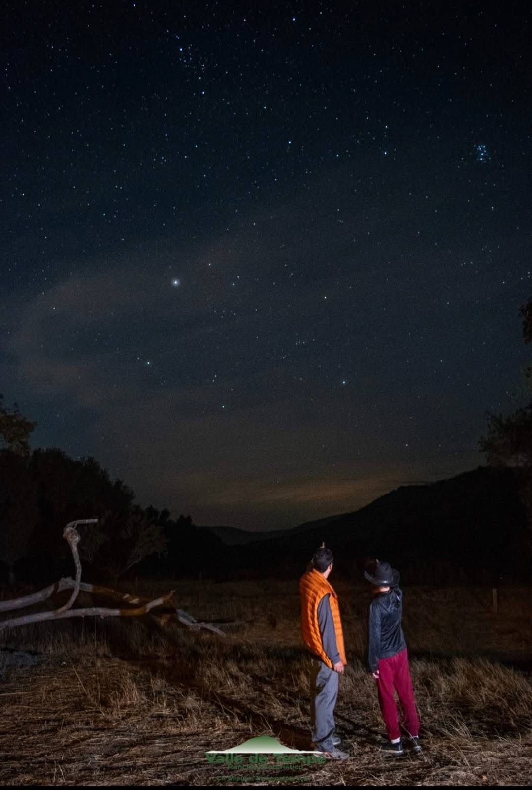 Cielo estrellado sobre el valle